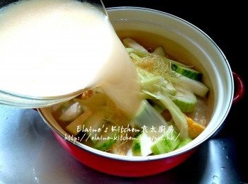 step8: 煲內加入粟米 , 節瓜 , 粟米皮及粟米鬚 , 將魚湯放回煲內拌勻