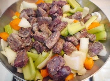 step3: *3炒蔬菜--&gt;>爆香蒜片，洋蔥塊，香氣出，放入其他蔬菜拌炒再加牛肉。