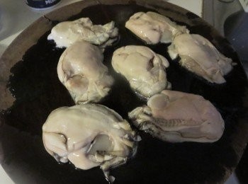 step1: 生蠔就要用生粉撒再上面好像搓衣服那样搓，但力度不要大，记着生粉不可以沾太多的水，因为水分多了生粉就不可以把脏的东西带走，来回搓几次就干净了，不过你一定要记得煮之前一定要把生粉冲干净。
生蠔用盐，胡椒粉和麻油腌15分钟