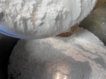 step3: 將糯米粉倒入糖水攪拌成糯米煳。