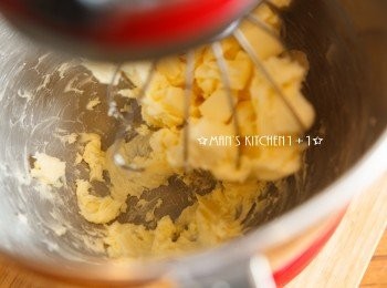 step5: 再來準備kitchenaid多功能攪拌機，將奶油到入打成乳霜狀。