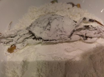 step4: 先準備一煲熱油備用, 蟹之後撲粟粉。