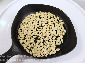 step1: 把松子仁放到無油的煎鍋上烘香或是丟入烤箱烘稍稍烘至金黃色（要不時翻炒以免烘焦產生苦味）