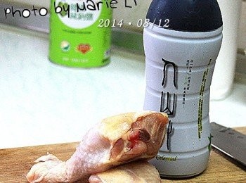 step1: 雞肉洗淨，備用。

※ 人山艸仙草茶濃郁好喝，製程講究
    是很能讓人安心的飲品唷！！
    所以我用它來取代自己熬煮仙草茶的繁瑣過程。