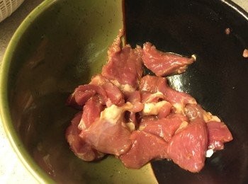 step2: 瘦肉切片, 醃10分鐘