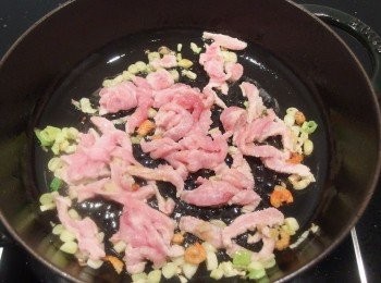 step6: 接著將豬肉絲煸出油脂。
