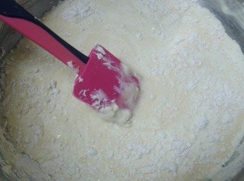step3: 將蛋液分3次加入拌勻，再下檸檬汁。下忌廉，篩入麵粉，最後下溶化牛油，徹底拌勻