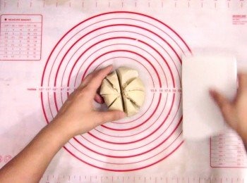 step7: 把發酵好的油皮先排氣，再分成8等份