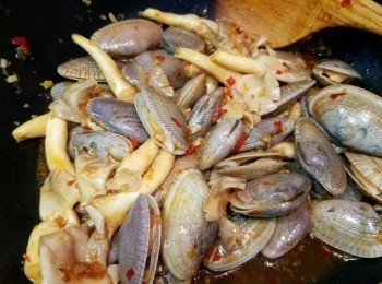 step3: 再加入花甲兜勻，灒1湯匙紹興酒， 冚蓋焗3分鐘。