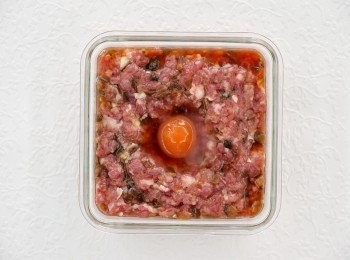 step4: 攪拌好的瓜仔肉放入玻璃保鮮盒裡,中間挖出一個洞狀再放入生鹹鴨蛋,再淋上剩下的醬汁用大同電鍋蒸熟即可。(電鍋放一杯水,蒸到跳起燜10分鐘)。