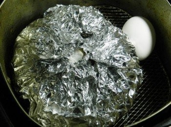 step4: 將青菜包與蛋放入氣炸鍋中，160度15分(10分時將蛋取出)