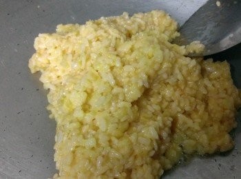 step3: 下油鍋中小火翻炒至蛋液凝固~