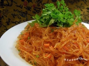step1: 冬粉以冷水泡軟瀝乾，剪成約10公分長度。 紅蘿蔔洗淨切細丁；芹菜.香菜洗淨切末。