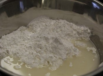 step8: (8) 粘米粉 + 鷹栗粉過篩後再把 (7) 480ml 水混在一起拌勻及加上鹽、糖、胡椒粉
