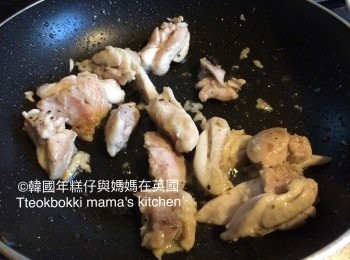 step4: 放入切好的雞脾肉炒熟，