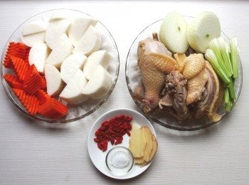 step1: 準備材料。將雞腿切塊後以熱水汆燙過,再用冷水沖乾淨備用。洋蔥切對半, 西洋芹切段狀。枸杞清洗過備用。