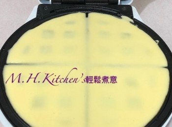 step36: 在燙板上倒入適量餅漿，蓋好待窩夫燙至金黃色盛起 *注意做起的第一塊不要，會有鐵銹味*