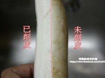 step2: 你可以自己選擇清洗白玉蘿蔔切塊醃漬，也可以和我一樣懶惰的削掉皮後切塊，依個人喜好決定