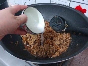 step5: 最後下適量生粉水埋芡; 可隨喜好配上熟菜粒適量及糖心蛋， 便成為美味的大碗飯。