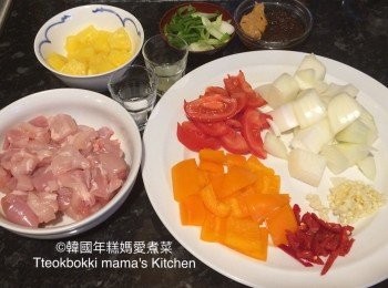 step1: 將所有蔬菜和菠蘿切粒，紅辣椒切絲，雞肉切塊，準備醬料備用。