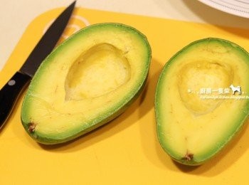 step2: 刀子沿酪梨側邊繞著果核畫上一圈，將酪梨切成兩半，取出果核。