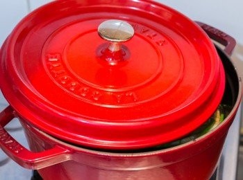 step3: 蓋上鍋蓋但留下小狹縫，煮 15 分鐘。