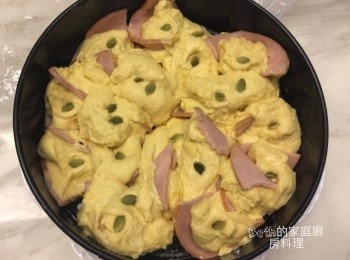 step6: 同一方向將麵糰排入噴/抹了油的8吋烤盤中，將南瓜籽壓入麵糰中，靜置30分鐘進行二次發酵