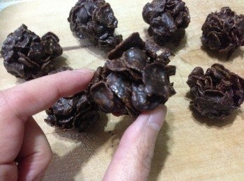 step3: 放室溫陰涼處待朱古力漿完全凝固便可脫模取出包裝封口放入全盒享用