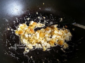 step5: 燒紅鑊 , 將蒜蓉 , 薑粒 , 鹹蛋白及一半份量的鹹蛋黃拌勻爆香至鹹蛋黃溶化