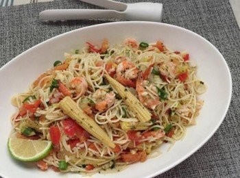 step4: 約半小時候後將麵拿出放入大碗裡，加入初榨橄欖油，再加入鹽和胡椒和新鮮蒜末一匙，加入冰鎮的番茄洋蔥和切碎的新鮮羅勒葉，再擠入檸檬汁，全部拌勻後即可