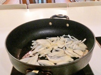 step2: 起鍋熱油，放入洋蔥拌炒，煮至洋蔥稍軟後加入雞肉丁，再將<span class="group_2">醬汁</span>倒入，中小火煮7~8分鐘。