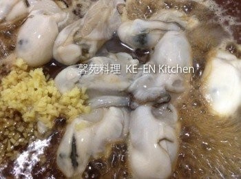 step3: 炒鍋內倒入沙拉油1大匙、放入薑屑、再放入牡蠣、料理酒、鹽、醬油、糖最後倒入1略炒幾下、即可盛起