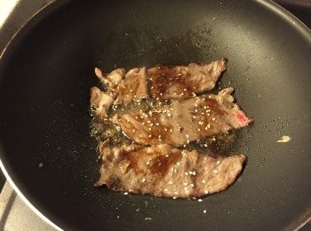 step4: 肥牛大火煎熟, 加入烤肉醬和芝麻 炒勻, 盛起切條