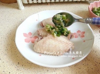step7: 取出倒去汁料後將蔥油醬淋上<a href="https://bit.ly/3zHU5V3" target="_blank" data-keyword="雞翼" class="guide-link"><strong>雞翼</strong></a> <span style="display:inline-block;vertical-align:middle;margin-top:-3px;color:initial;border-radius:3px;padding:2px 3px;font-size:12px;line-height:14px;background:#87d300;color:#fff;">即買</span> 面即可