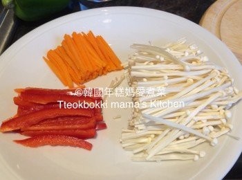 step1: 將红椒和甘筍切絲、蔥切粒、金針菇底部切除備用。