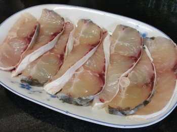 step1: 將鯇魚清洗後，隔乾水份後切件，擺好 。