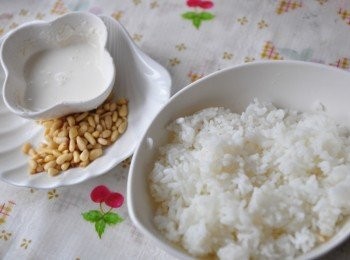 step3: 備料:香Q大賀米飯、松子1把、(麵粉+玉米粉+牛奶約30cc混合水)