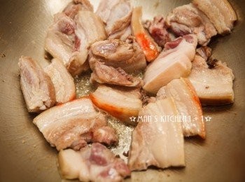 step2: 起油鍋，將豬五花肉下鍋煎至表皮金黃。