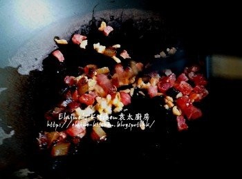 step5: 燒紅鑊 , 將蝦米 , 臘腸粒及臘肉粒爆香至出油份 , 將材料先盛起