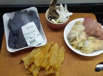 step1: 花膠預早發起備用, 
淮山、蓮子、肇實洗淨，浸20分鐘, 
紅蘿蔔批皮切件, 
果皮暖水浸軟，刮囊,