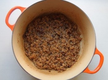 step8: 倒入燜熟過的糯米，熄火後,稍加拌炒入味。