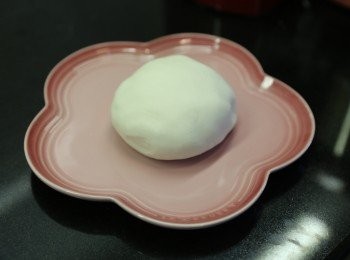 step2: 把油加入再搓成麵團即可