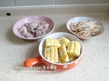 step2: 茅根 , 粟米洗淨切段 , 粉葛去皮切件
