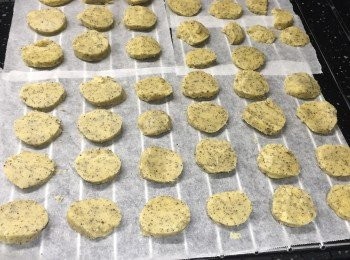 step3: 步驟三：
將麵團窩揉成圓柱狀，用烘焙紙捲起來放入冷藏30分鐘，
讓麵團鬆弛，使餅乾更酥脆。
冷藏完再放入冷凍冰一小時，就可以拿出來切片。(此時烤箱180度預熱囉)