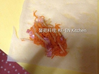 step3: 2分6等分、用春捲皮捲起備用