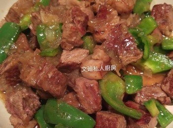 step5: 預先加熱煲仔將牛仔粒和青椒同炒, 最後再將<span class="group_2">洋蔥黑椒汁</span>倒入煲仔內即完成。