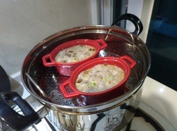 step2: 水滾後放入蒸鍋蒸約15分鐘即可