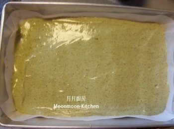 step7: 長方形焗盆，鋪上焗紙，將混合粉漿倒入在桌上輕敲一下