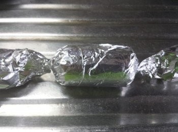 step5: 將兩頭紮緊像糖果形狀。