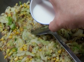 step3: 加入生粉獻煮到汁料傑身熄火灘凍待用